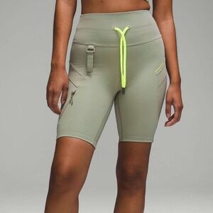 Lululemon Athletica Cargo Super-High-Rise
Hiking Short 8" Laurel Green size 4